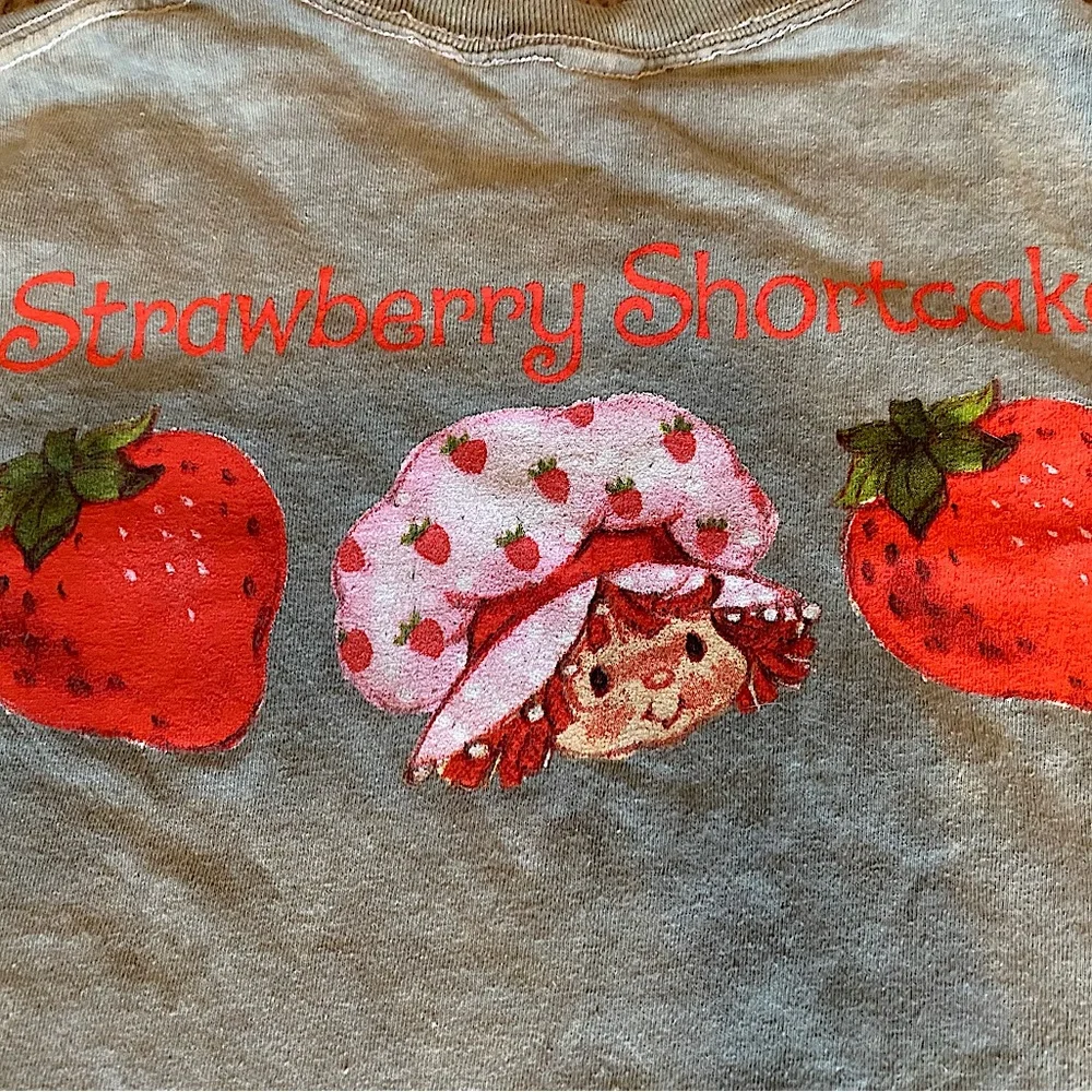 ADORABLE Strawberry Shortcake T-shirt. Size Med. - Picture 5 of 6